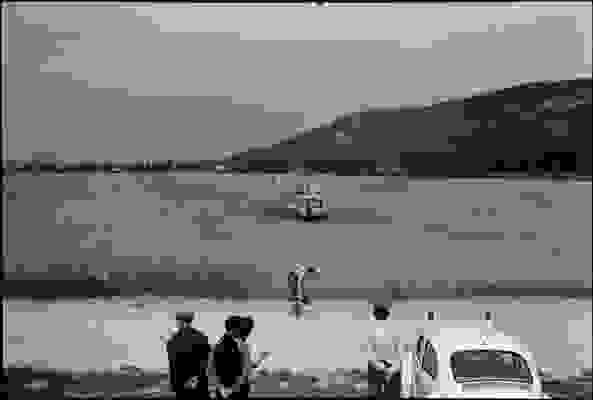 Polnische Flüchtlinge, ein Agrarpilot mit seiner Frau und seiner Tochter, landeten am 4. Juli 1982 mit einem Hubschrauber bei Wien. Ein Unwetter und eine geringe Flughöhe beim Überqueren der CSSR haben ihnen dieses Abenteuer ermöglicht. <br />
Langenzersdorf, 1982<br />
